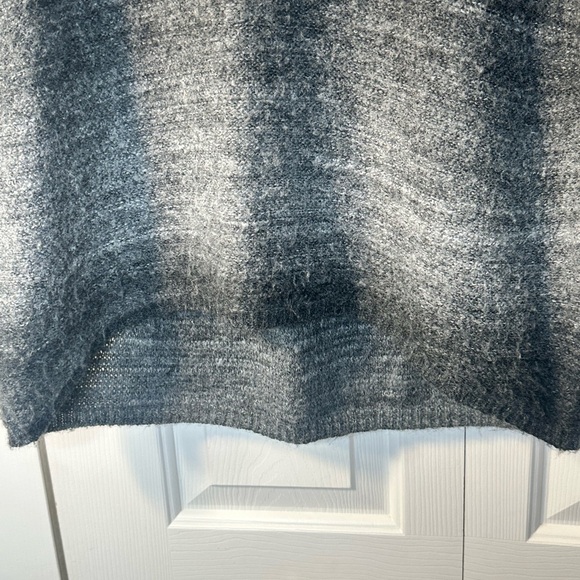 Simply Vera Wang high-low hem long sleeve sweater Size S - Picture 4 of 6